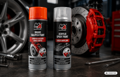 Dwa lakiery techniczne MA Professional w sprayu do zastosowań motoryzacyjnych, ustawione w warsztacie przy tarczy hamulcowej, czerwonym zacisku i feldze.